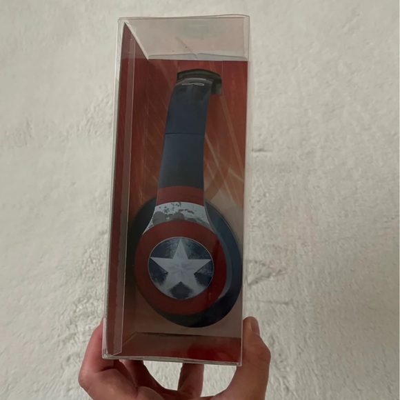 iHome Captain America Kids Noise-Canceling Over Ear Headphones - Picture 6 of 12